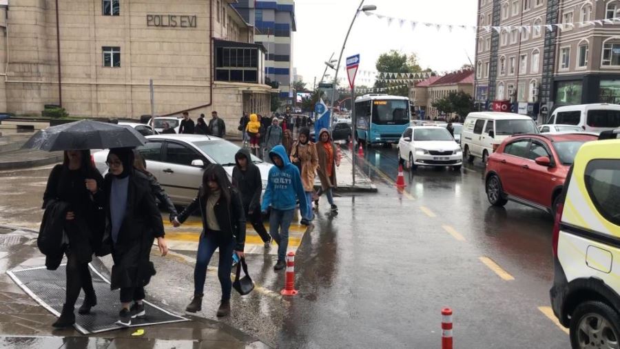  Erzurum’da sağanak yağış etkili oldu