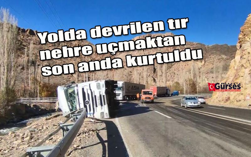 Yolda devrilen tır nehre uçmaktan son anda kurtuldu