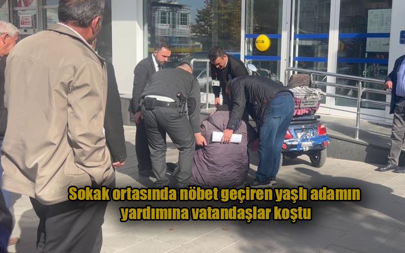 Sokak ortasında nöbet geçiren yaşlı adamın yardımına vatandaşlar koştu