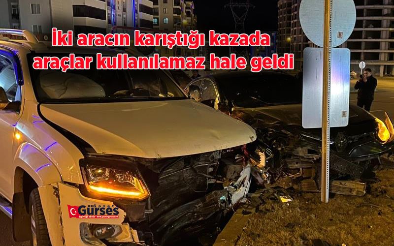 İki aracın karıştığı kazada araçlar kullanılamaz hale geldi