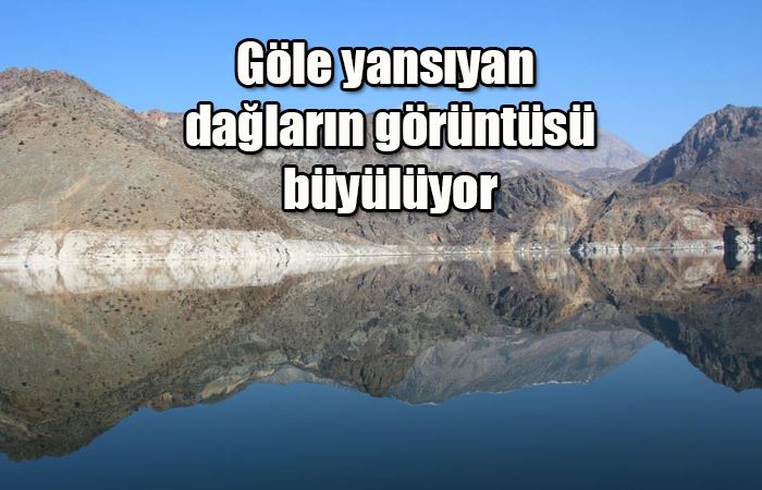 Göle yansıyan dağların görüntüsü büyülüyor