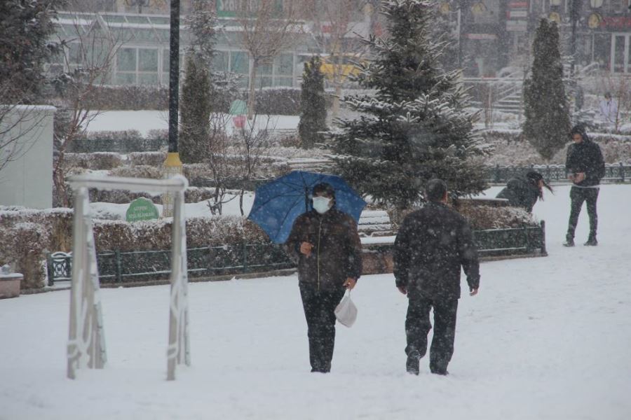  Erzurum’da kış geri döndü