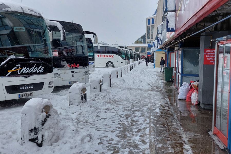 Kar ulaşımı da vurdu: Şehirlerarası otobüs seferleri iptal edildi