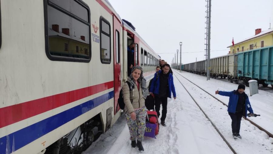  Doğu Ekspresi çığ düşmesi sonucu yolda kaldı