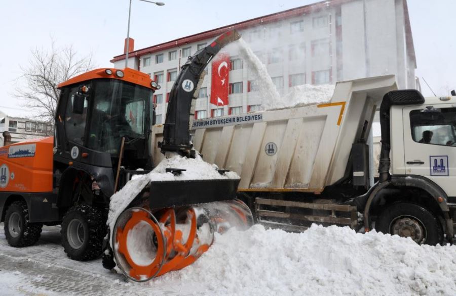  Büyükşehir’in kar timleri kenti baştan aşağı kardan temizliyor