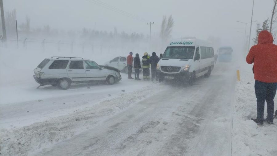  Erzurum’da zincirleme kazada 5 araç birbirine girdi, onlarca araç yolda kaldı