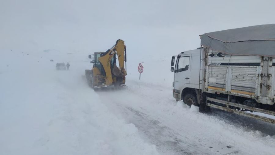  Aşkale’de aniden bastıran tipi geçit vermedi