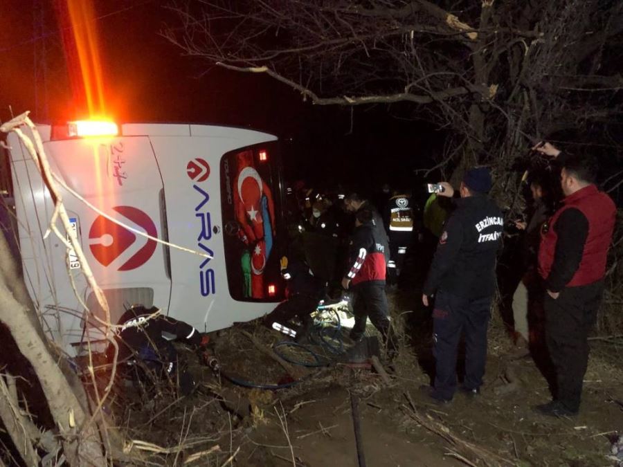 Erzincan-Erzurum karayolu Altınbaşak mevkiinde yolcu otobüsü şarampole uçtu: 1 ölü, 33 yaralı