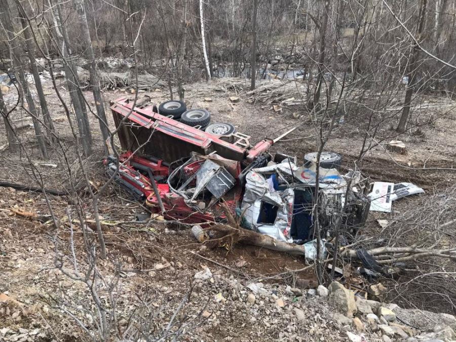 Freni boşalan vinç şarampole uçtu