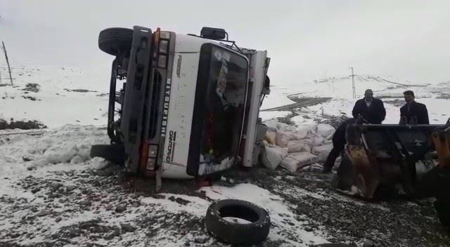  Karlı yolda kayan kamyonet yan yattı