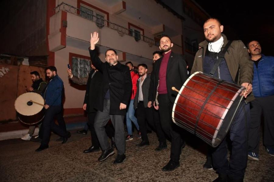  Başkan Mahmut Uçar, Ramazan davulcularına eşlik etti, vatandaşlarla sahur yemeği yedi