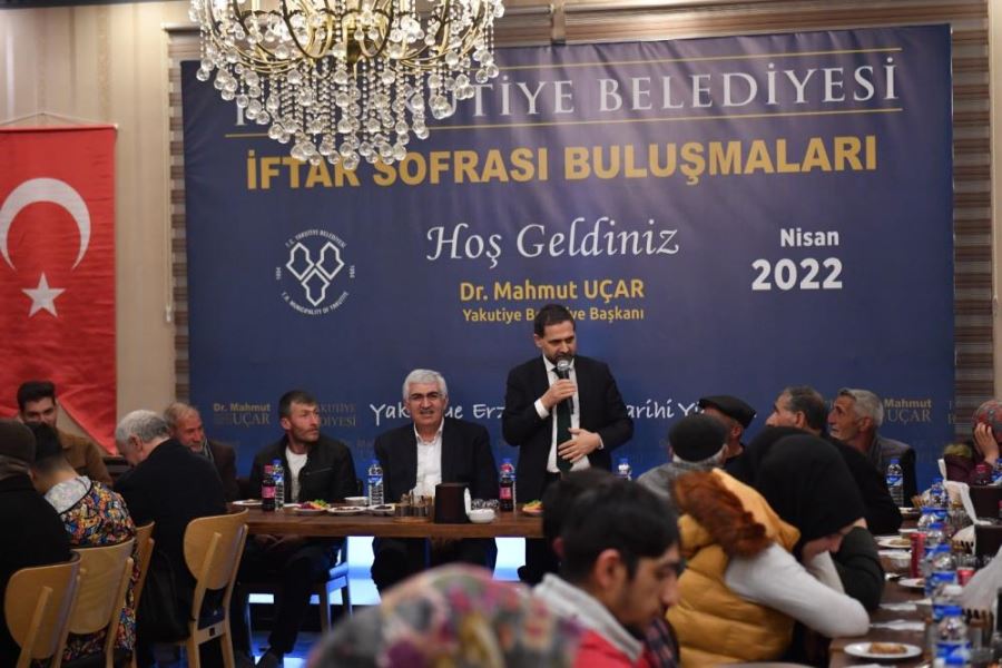 Belediye Başkanı ayakkabı boyacılarıyla iftar yaptı