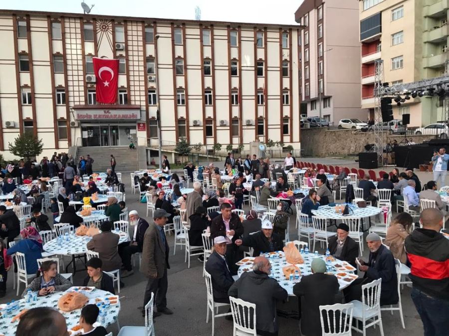  İspirliler ilçe meydanında iftarda buluştu