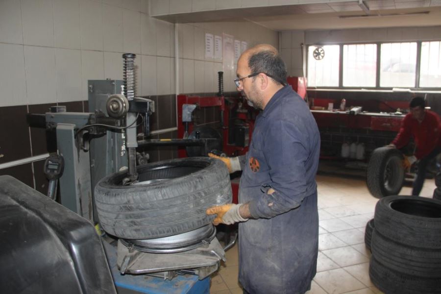 Kışı uzun süren Erzurum’da yaz mesaisi başladı, lastikçilerde yoğunluk oluştu