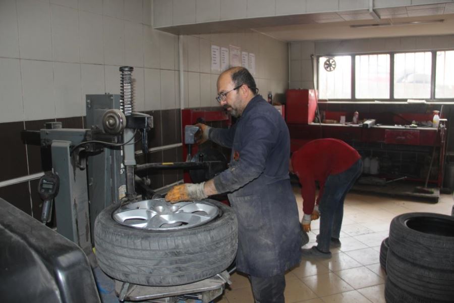 Kışı uzun süren Erzurum’da yaz mesaisi başladı, lastikçilerde yoğunluk oluştu