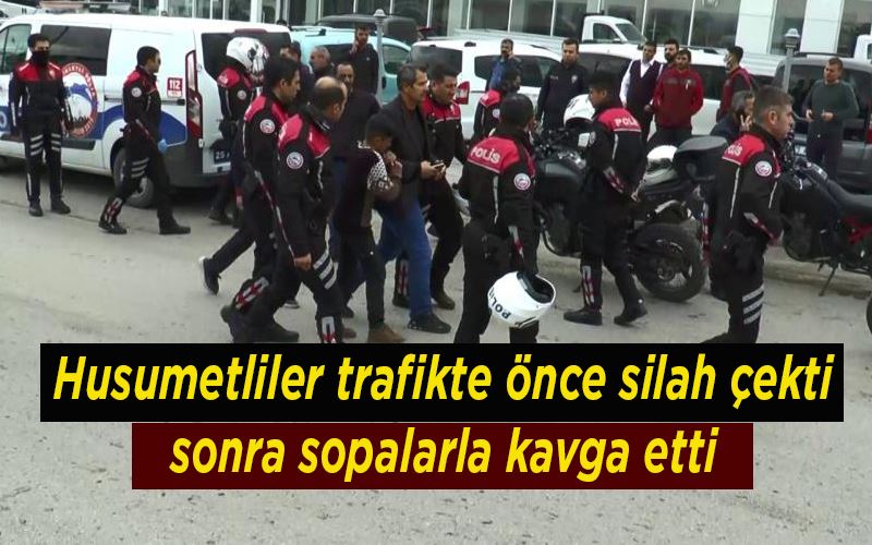 Husumetliler trafikte önce silah çekti, sonra sopalarla kavga etti