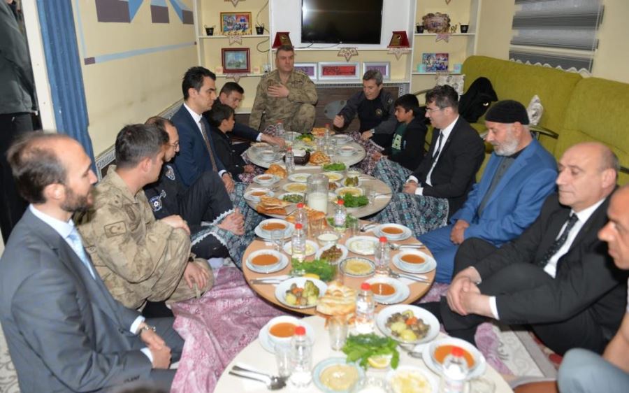 Erzurum Valisi Memiş, Atmaca ailesinin iftar sofrasına konuk oldu