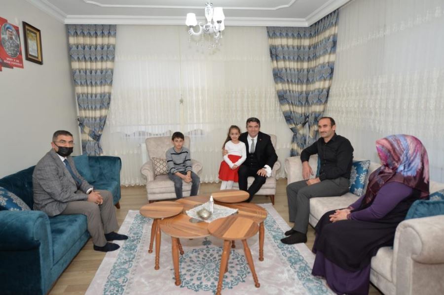  Erzurum Valisi Memiş, şehit ailesine konuk oldu