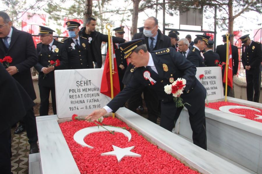 Polis Haftası’nda şehitler mezarları başında anıldı