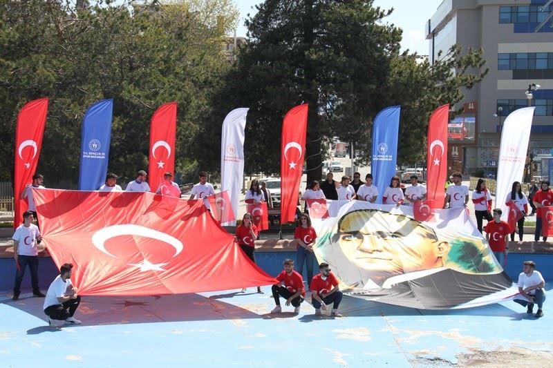  Gençlik Haftası etkinlikleri çelenk sunumu ile başladı