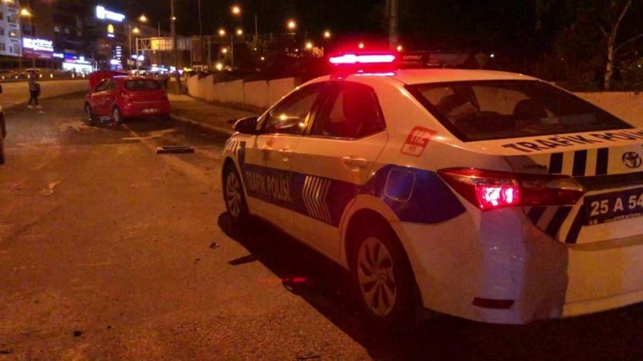 Logar kapağına çarpan otomobil devrildi: 3 yaralı