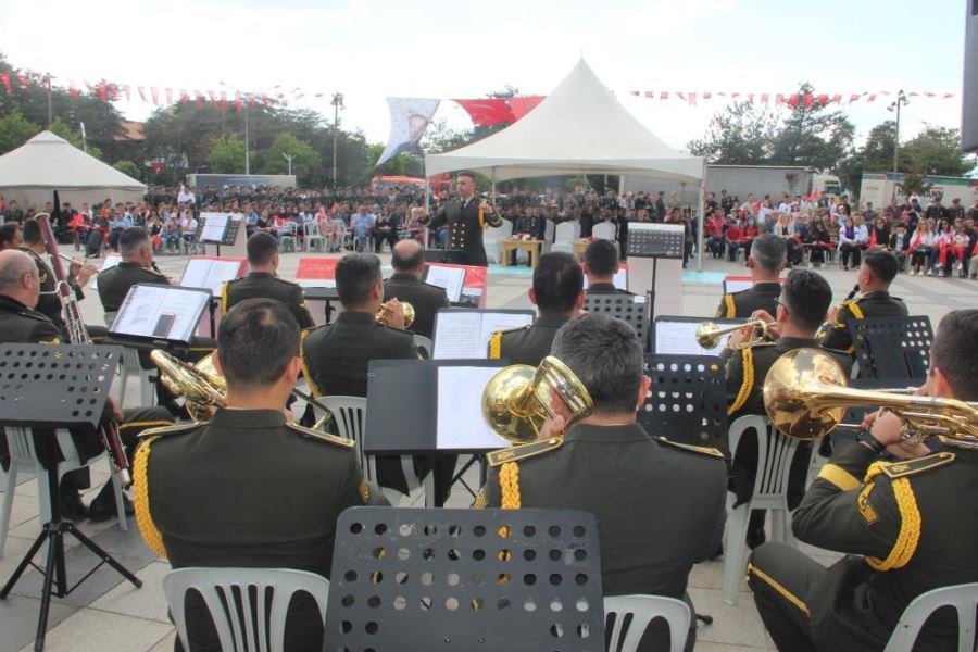 Türk Kara Kuvvetleri’nin kuruluş yıl dönümü dolayısıyla askeri bando konser verdi