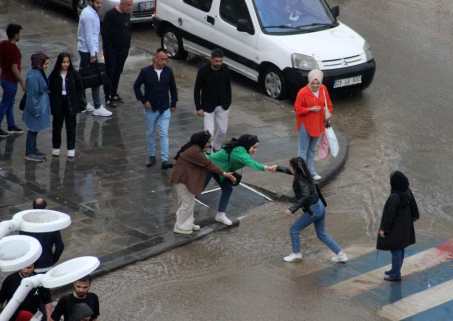  Bu da kaldırımdan atlayış, yağmur suyundan kaçan vatandaşların renkli görüntüleri gülümsetti