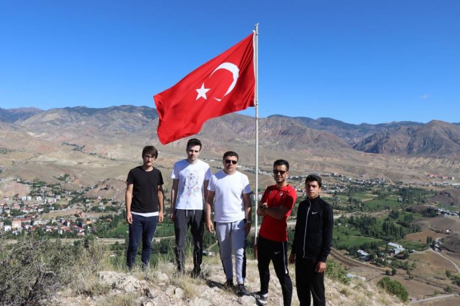  1500 rakımlı dağa tırmanıp, yıpranan Türk bayrağını değiştirdiler