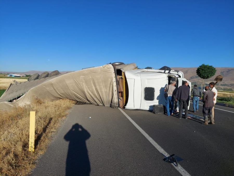 TIR devrildi: 1 yaralı