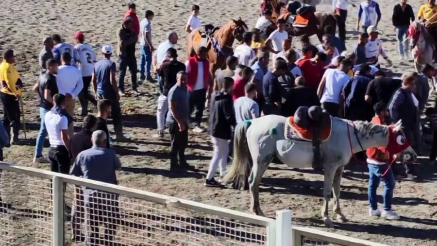  Cirit müsabakasında atlar çarpıştı, yerde kalan sporcunun üzerinden at geçti