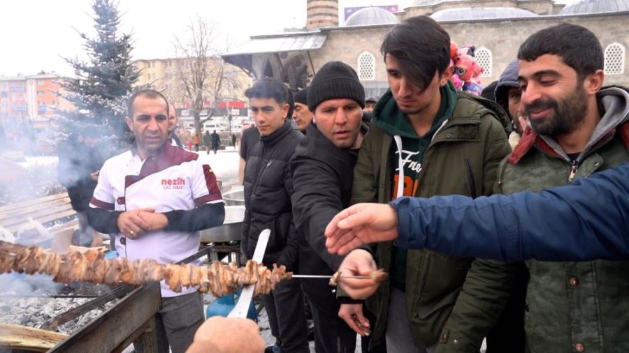 Türkiye’nin en uzun cağ kebabı Erzurum’da yapıldı