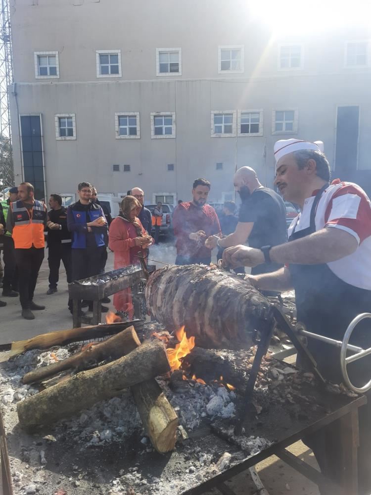 Depremzedelere cağ kebabı ikramı