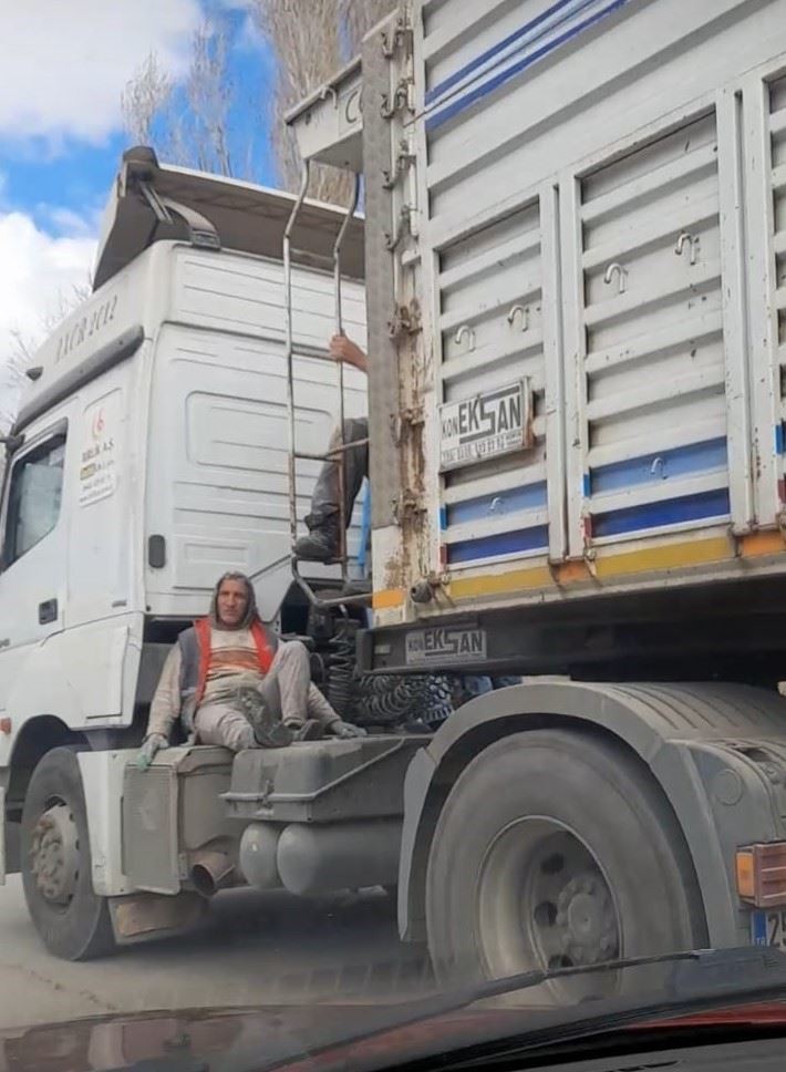 Hayatlarını hiçe saydılar, kamyonun kasa boşluğunda yolculuk yapan iki kişi görenleri şaşırttı