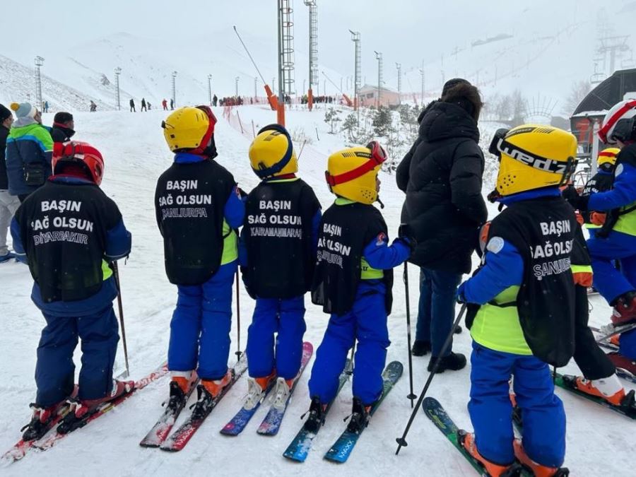 Minik kayak severler depremde hayatını kaybedenleri yarışarak andı