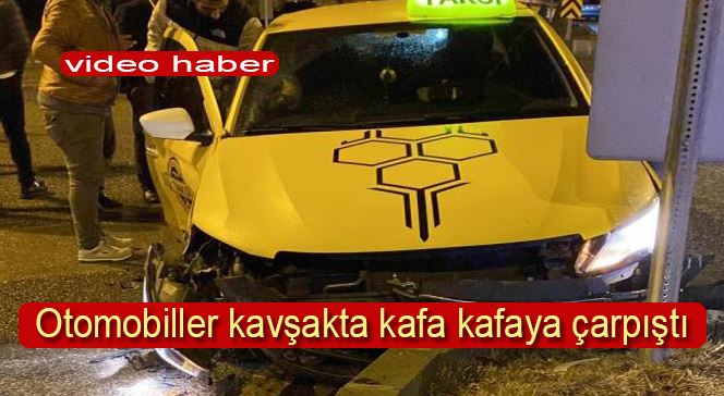 Otomobiller kavşakta kafa kafaya çarpıştı