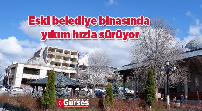 Eski belediye binasında yıkım hızla sürüyor