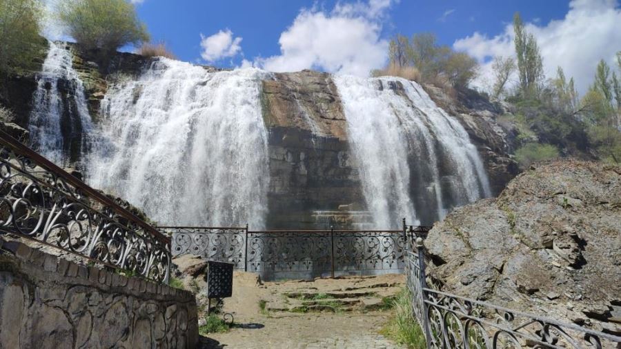 Tortum Şelalesinde turizm sezonu açıldı