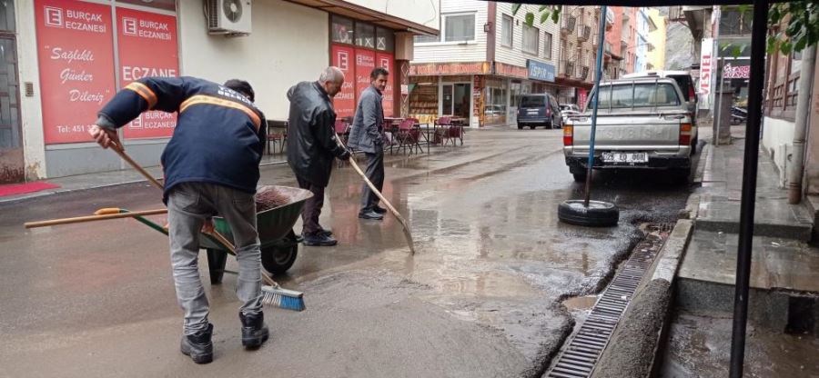 İspir’de altyapı çöktü, iş yerlerini su bastı