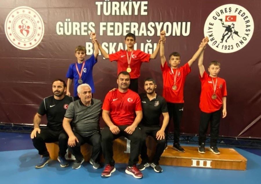 Erzurumlu güreşçiler madalyalarla döndü