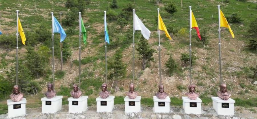 Tortum Şelalesi’ne Türk Büyükleri Anıtı