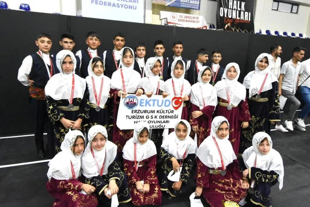 Folklor eğitmenlerine vefa için yarıştılar