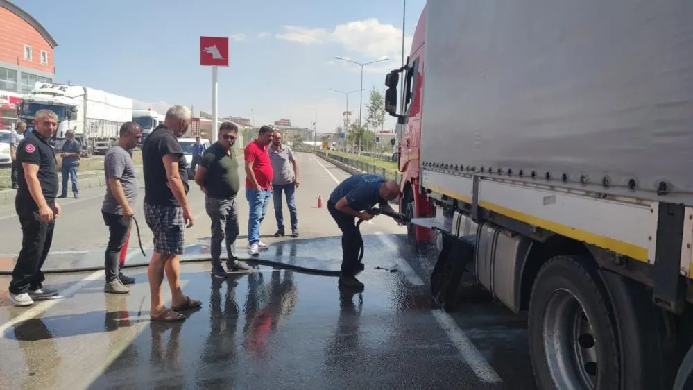 Aşkale’de tırdaki yangın esnafın dikkati sonucu önlendi