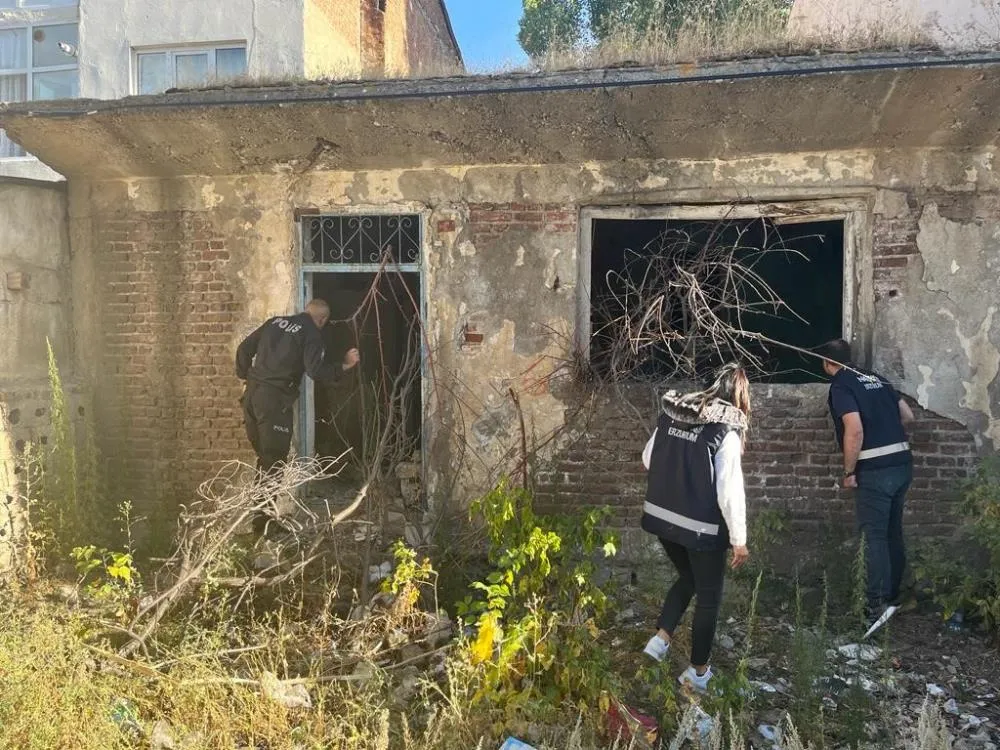 Polis uyuşturucu tacirlerine nefes aldırmıyor, metruk binalara baskın