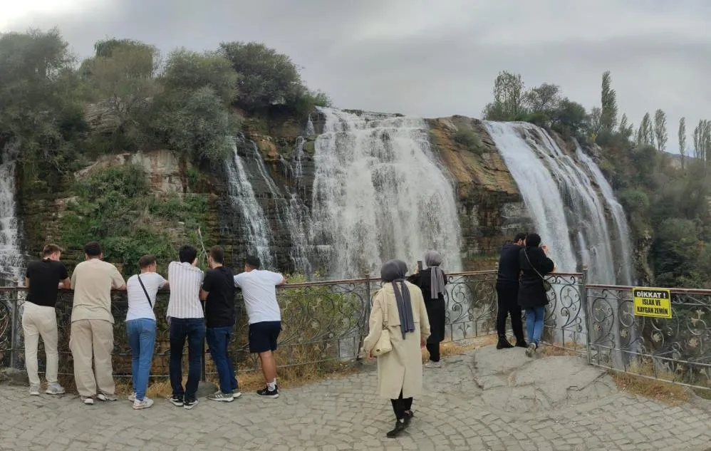 Tortum Şelalesi sonbaharın büyüsüne kapıldı