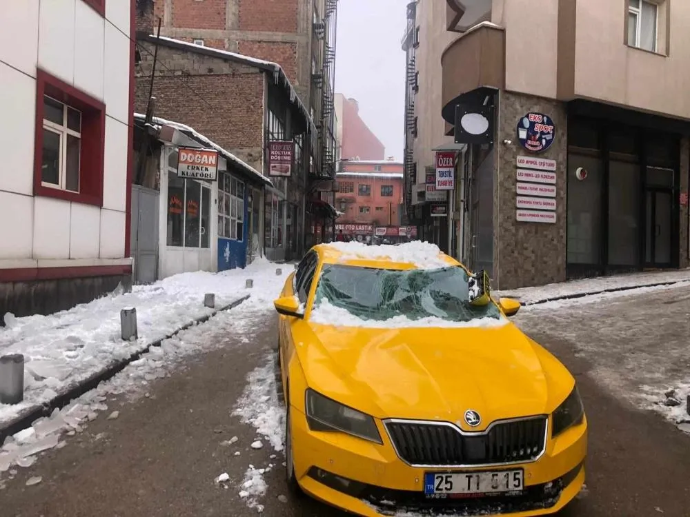 Çatıdan düşer kar kütlesi 2 otomobili kullanılamaz hale getirdi