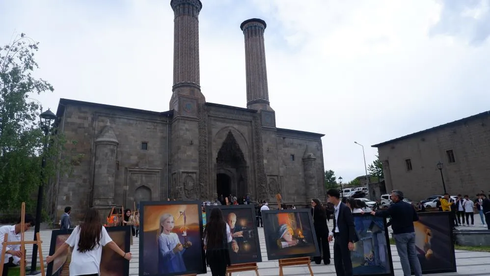 Tarihi binada mezuniyet sergisi