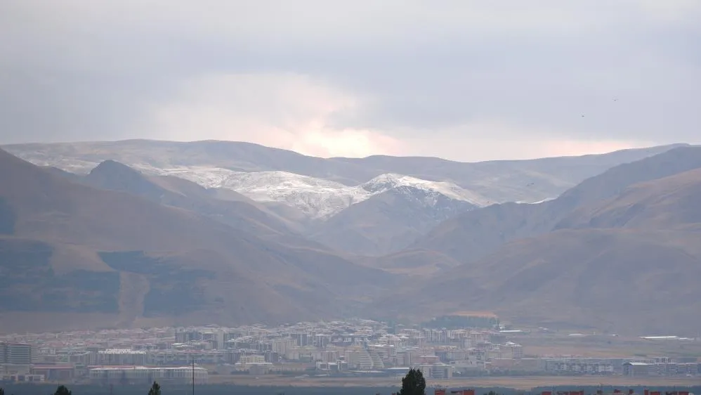 Palandöken’e mevsimin ilk karı yağı