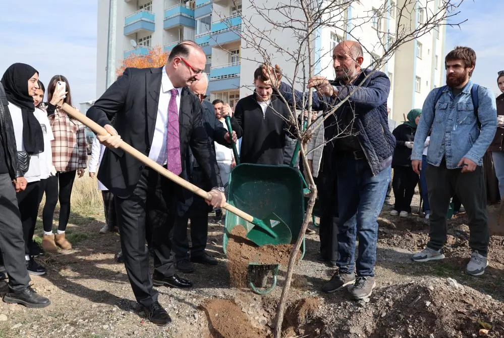 Atatürk Üniversitesinden millî ağaçlandırma gününe destek