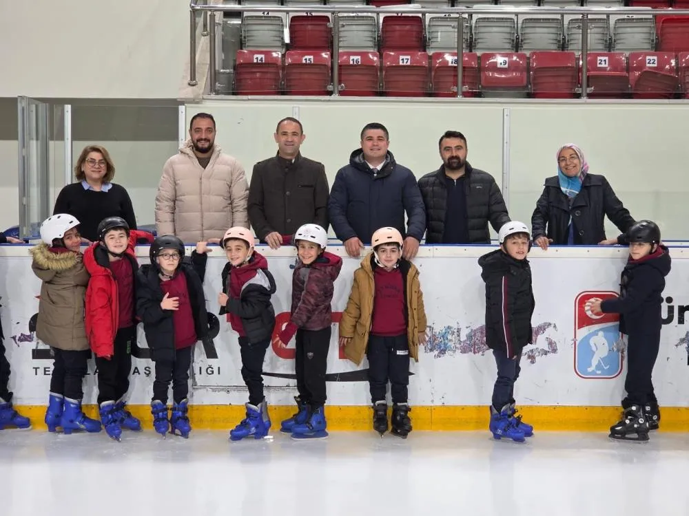 Geleceğin buz hokeycileri ilk adımlarını attı