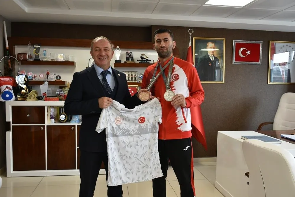 Çakmur’dan olimpiyat fatihine kutlama